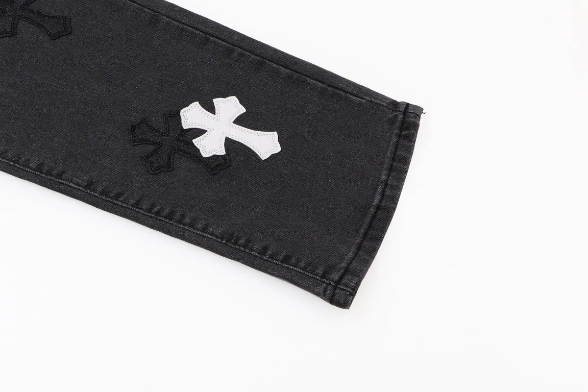 P260 Style number: H499 Chrome Hearts Ma Siwei's same CH Chrome Hearts heavy-duty splicing high street jeans exudes uninhibited personality and unique charm. Every wear and tear is carefully designed to present a unique artistic feel. Made of imported denim fabric, which has undergone heavy industrial washing and destruction treatment, the trousers show a super cool effect on the upper body, allowing you to dominate the fashion stage.  This is more than just a pair of jeans, it is an expression of attitude. With its unique design concept and ultimate pursuit of details, Croxin breaks traditional boundaries and defines the jeans trend in the new era. The trousers are made of double-layer woven fabric and matched with customized hardware, showing an incomparably beautiful and unique style, making every wearer the focus of fashion. Imported denim fabric, super heavy-duty washed and damaged, the upper body is super cool! Customized hardware. Unbeatable and beautiful style. The production process is difficult. Full of high street feel. Color: Gray Size: S M L XL XXL